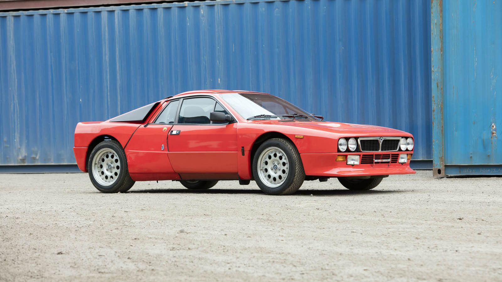 Στην παρέα υπάρχει και μια Lancia 037 Stradale από το 1983, το αντίστοιχο αυτοκίνητο δρόμου με το αγωνιστικό που είναι το τελευταίο πισωκίνητο αυτοκίν